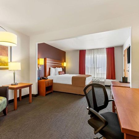 Отель Wingate By Wyndham Calgary South Экстерьер фото
