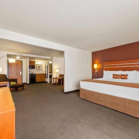 Отель Wingate By Wyndham Calgary South Экстерьер фото