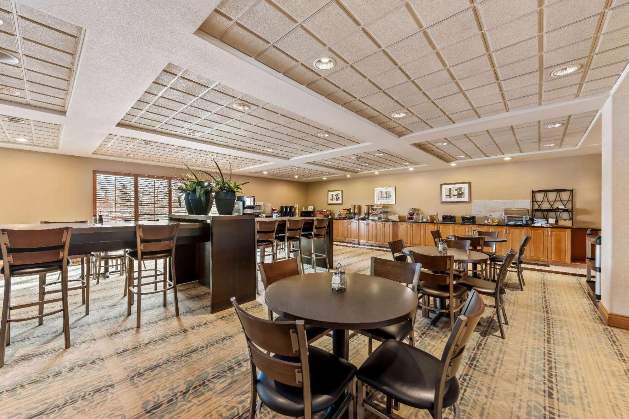 Отель Wingate By Wyndham Calgary South Экстерьер фото