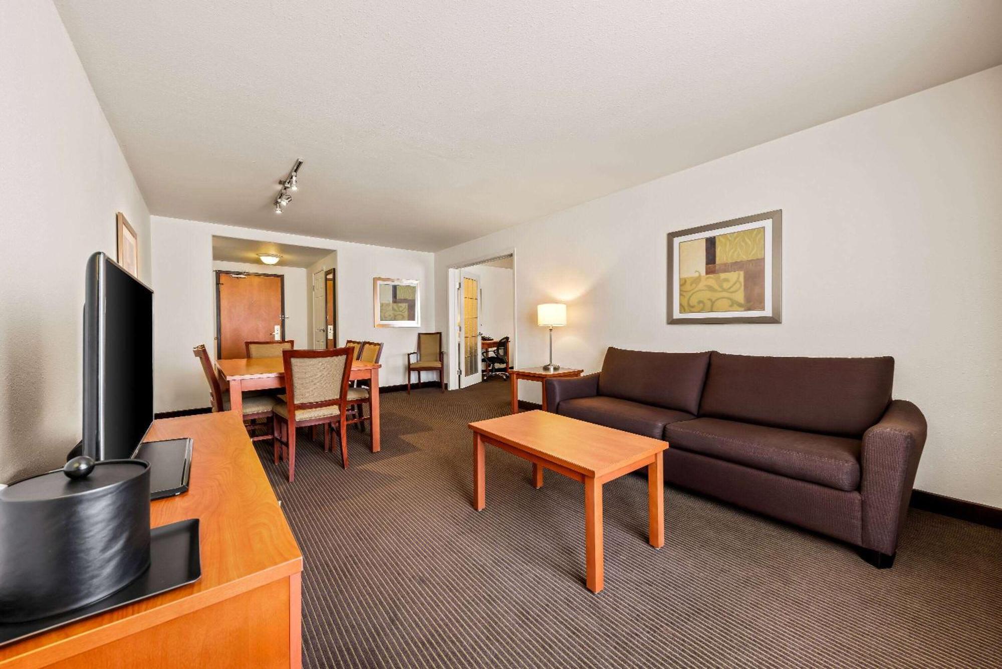 Отель Wingate By Wyndham Calgary South Экстерьер фото