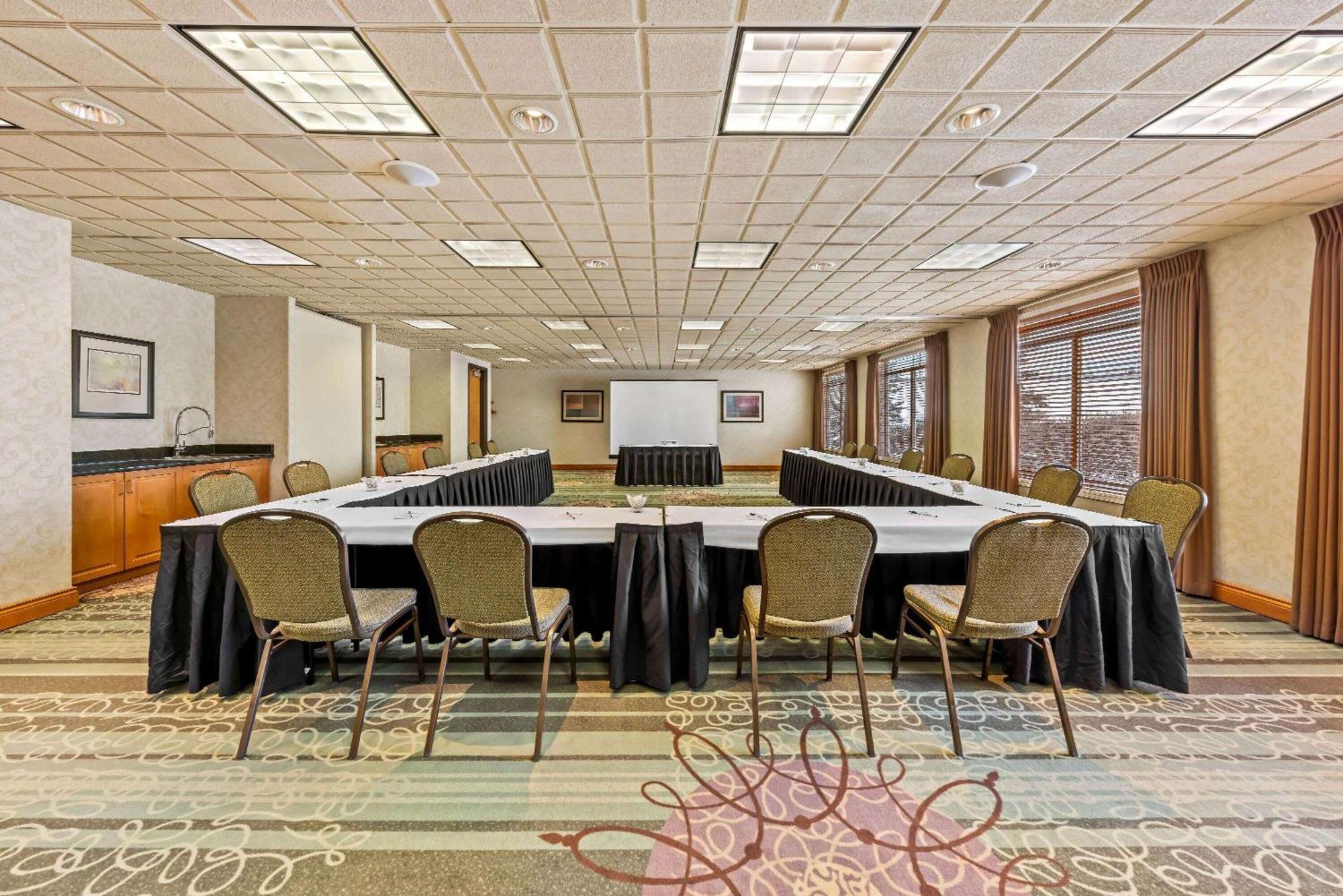 Отель Wingate By Wyndham Calgary South Экстерьер фото