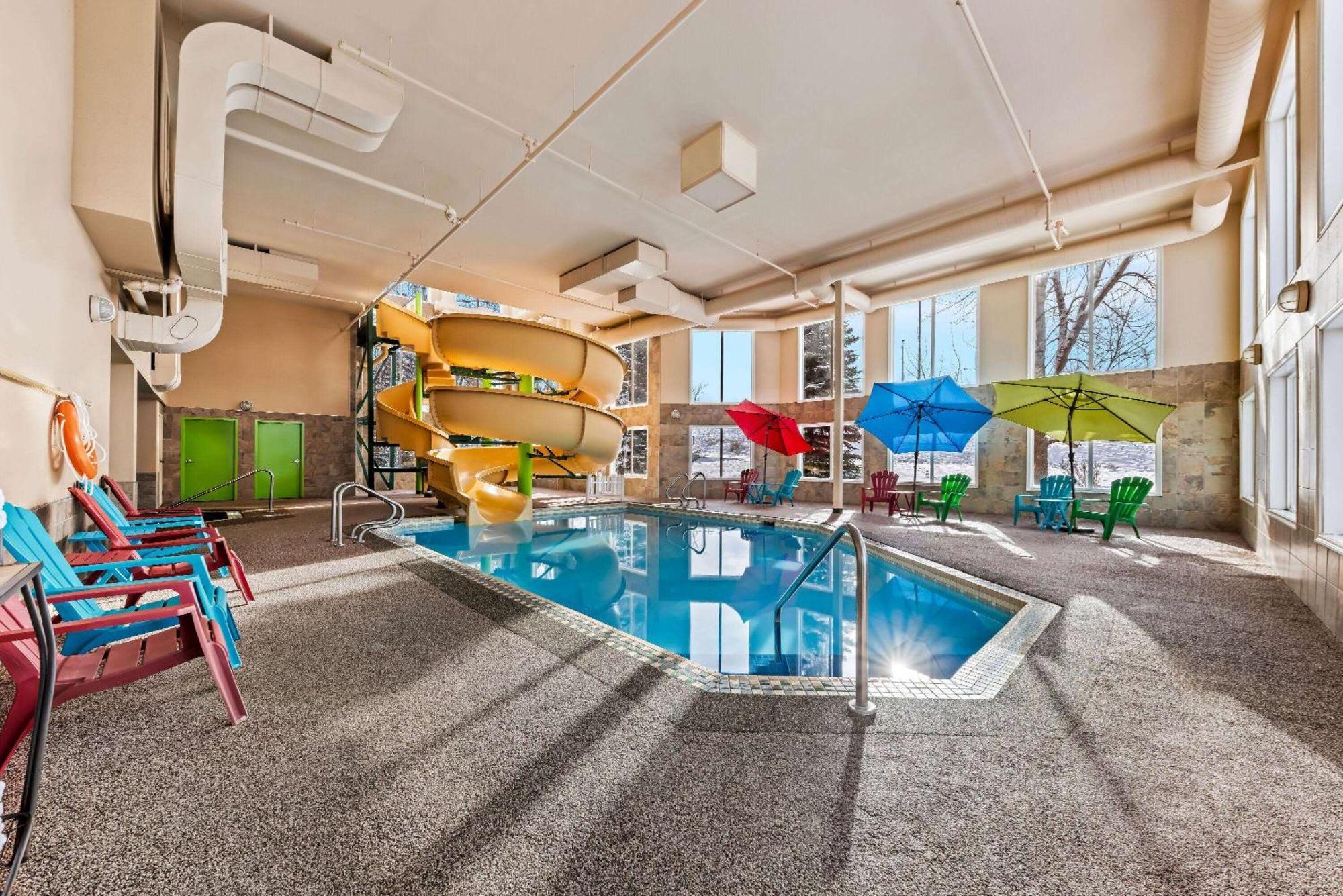 Отель Wingate By Wyndham Calgary South Экстерьер фото