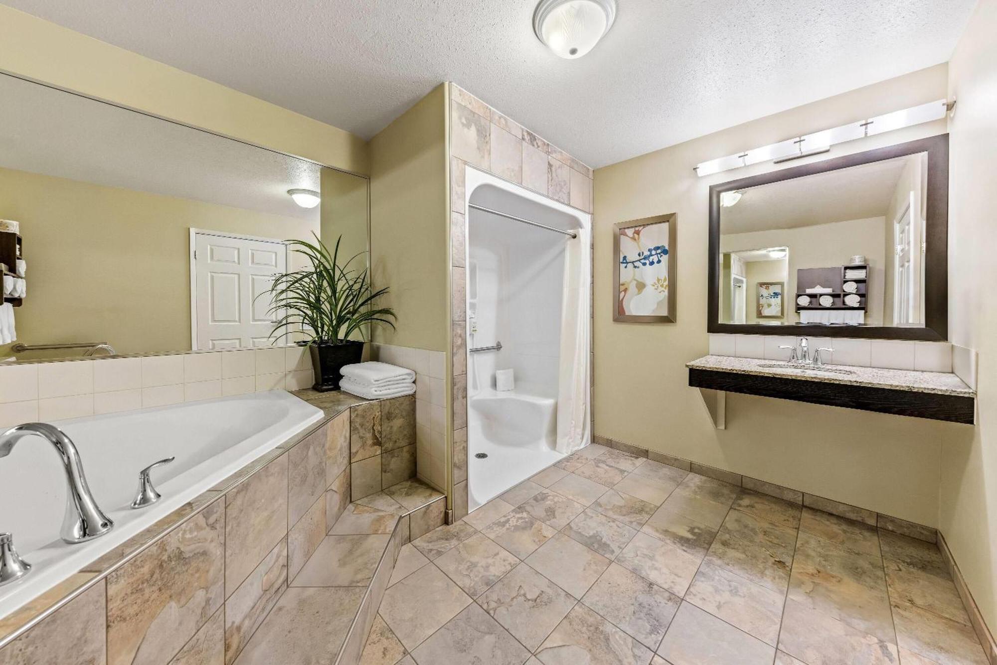 Отель Wingate By Wyndham Calgary South Экстерьер фото