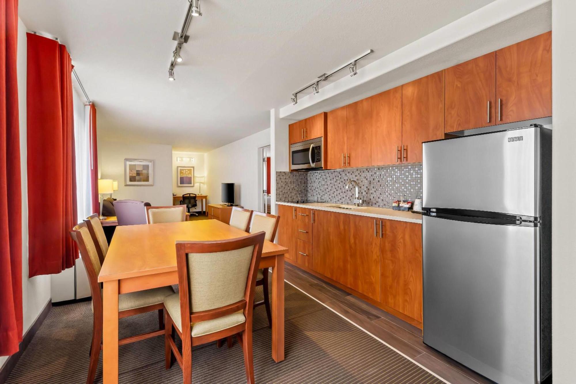 Отель Wingate By Wyndham Calgary South Экстерьер фото