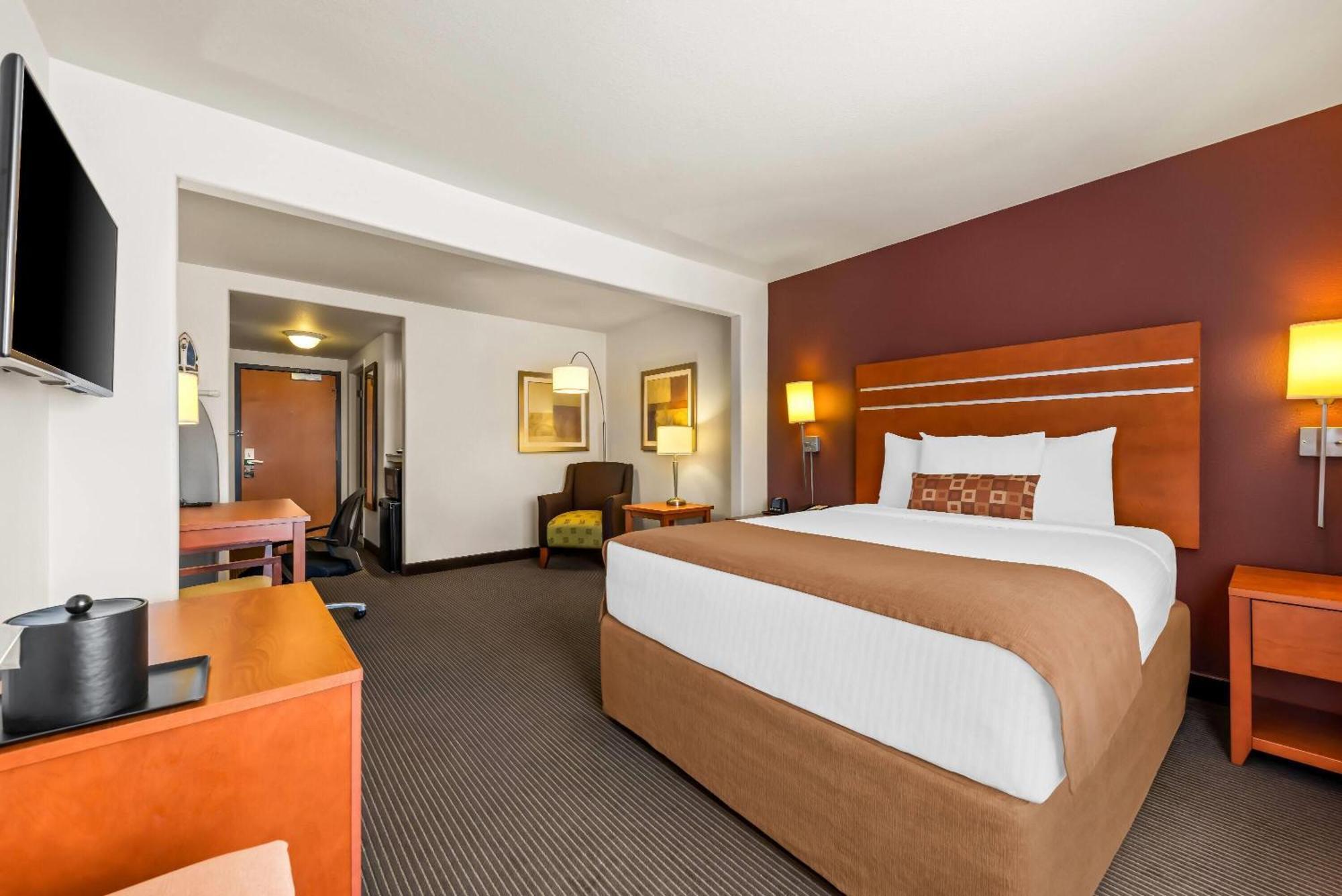 Отель Wingate By Wyndham Calgary South Экстерьер фото